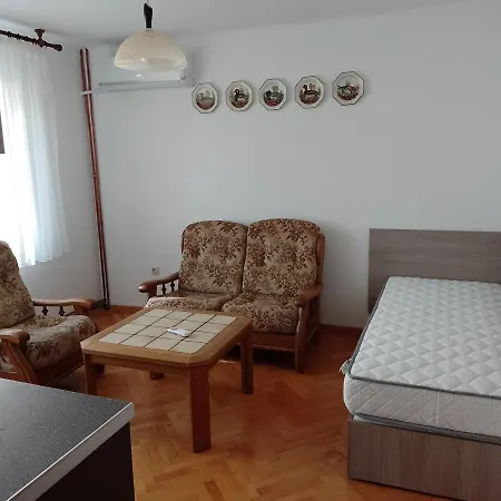 Apartment цвят бяло *